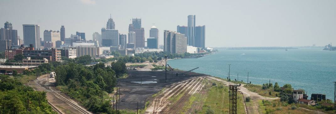 Blick auf Park in Detroit vor Skyline